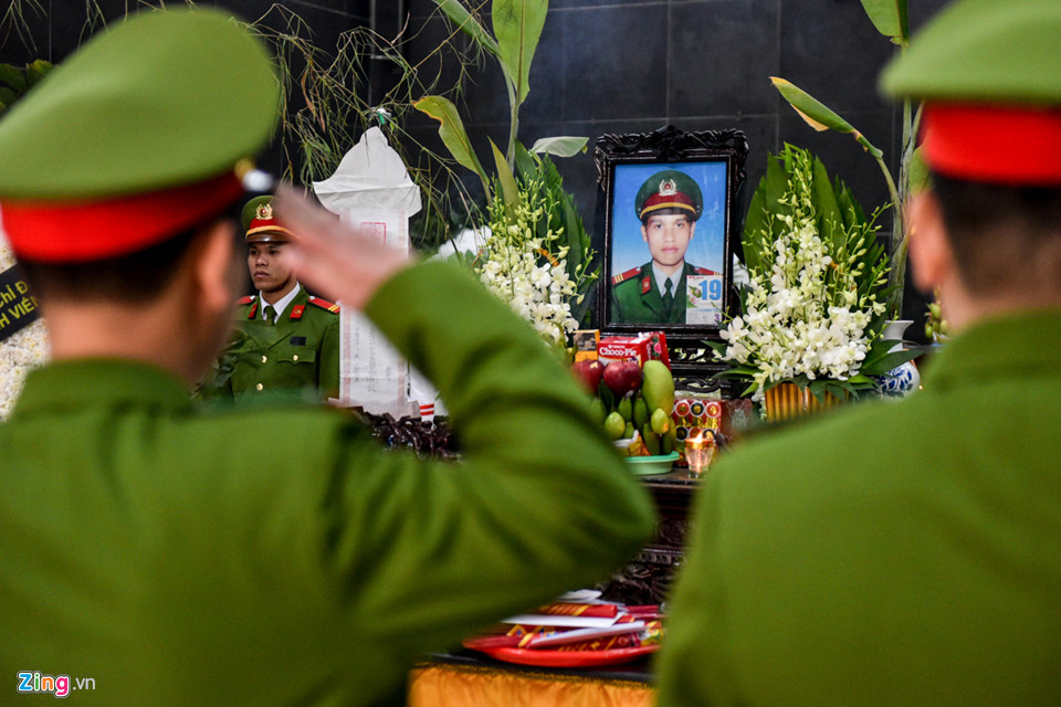 Người thân tiếc thương chiến sĩ PCCC thiệt mạng ở cao tốc Pháp Vân